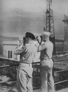 Generäle Montgomery und Eisenhower betrachten von einem Balkon in Messina das italienische Festland, 1943-44 von Unbekannt