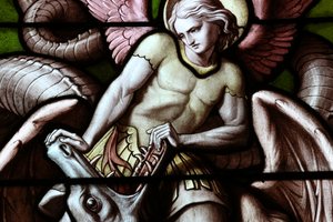 Genf, Genf, Schweiz, 5.7.2015 - Basilika Notre-Dame von Genf. Glasfenster. Engel kämpft gegen Satan als Drache. von Unbekannt