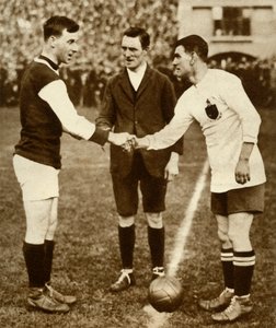 George Kay und Joe Smith vor dem Anpfiff, FA Cup Finale, Wembley Stadion, London, 1923 von Unbekannt