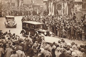 George VI. und Königin Elizabeth verlassen den Buckingham-Palast, um Urlaub in Windsor zu machen, 1937 von Unbekannt