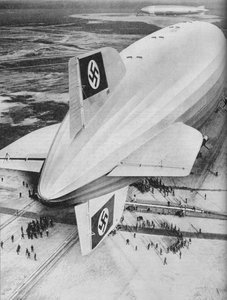 Deutsches Zeppelin-Luftschiff Hindenburg verankert in Lakehurst, New Jersey, ca. 1936-1937
