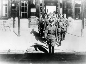 Deutscher Offizier führt seine Kompanie auf einen Bahnsteig, Paris, August 1940