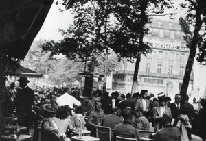 Deutsche Offiziere entspannen sich vor dem Café de la Paix, Paris, Juni 1940 von Unbekannt