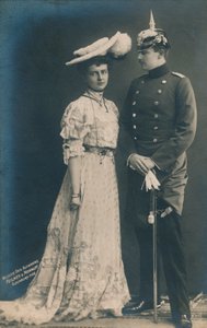 Deutsches Paar. Mit Mann in Paradeuniform, 1906