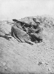 Deutsches Maschinengewehr im Einsatz gegen den Feind, Verdun, Frankreich, 1917 von Unbekannt
