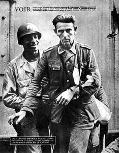 Deutscher Kriegsgefangener kommt in England an, eskortiert von einem amerikanischen Soldaten, 1944