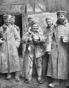 Deutsche Kriegsgefangene mit ihrer Brotration, 1915