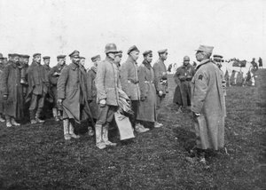 Deutsche Gefangene, die am 18. April 1918 die Regeln ihrer Gefangenschaft erfahren, Frankreich