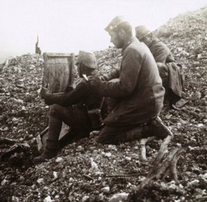 Deutsche Signalgeber vor der Festung Vaux, Verdun, Nordfrankreich, ca. 1914-ca. 1918 von Unbekannt