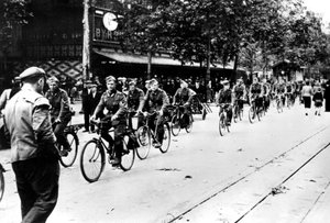 Deutscher Soldat radelt durch die Straßen von Paris, Juni 1940 von Unbekannt