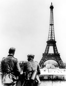 Deutsche Soldaten am Eiffelturm, Paris, Juni 1940 von Unbekannt