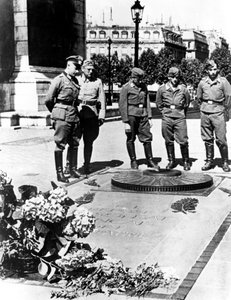 Deutsche Soldaten am Grabmal des unbekannten Soldaten am Arc de Triomphe, Paris, Dezember 1940 von Unbekannt