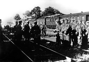 Deutsche Soldaten warten auf den Transport in einem Bahnhof in den Pariser Vororten, August 1940 von Unbekannt