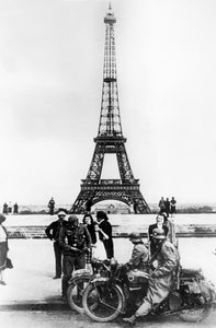 Deutsche Soldaten vor dem Eiffelturm, Paris, 1940 von Unbekannt