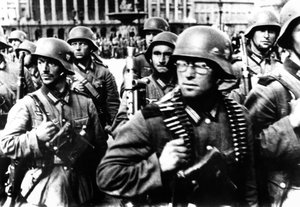 Deutsche Soldaten marschieren in Paris, 14. Juni 1940 von Unbekannt