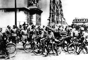 Deutsche Soldaten marschieren am Arc de Triomphe vorbei, Paris, 14. Juni 1940 von Unbekannt