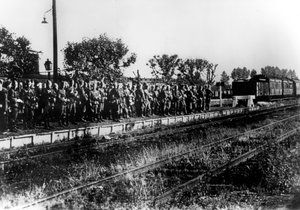 Deutsche Soldaten auf einem Bahnsteig, die auf den Transport warten, Frankreich, August 1940