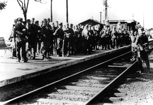 Deutsche Soldaten auf einem Bahnsteig, die auf den Transport warten, Paris, August 1940