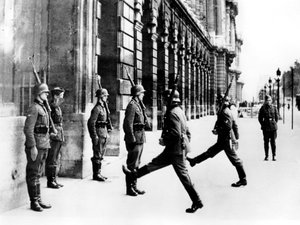 Deutsche Soldaten auf Wachdienst vor dem Hotel Crillon, Paris, 7. Oktober 1940 von Unbekannt
