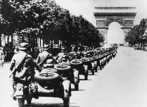Deutsche Soldaten auf den Champs Elysees, Paris, 14. Juni 1940