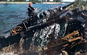 Deutscher Panzer durchquert einen Fluss, Russland, 1941 von Unbekannt
