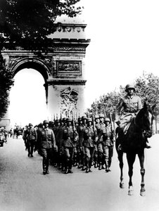 Deutsche Truppen marschieren auf den Champs-Élysées, Paris, 14. Juni 1940