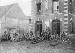Deutsche Truppen sitzen auf den Stufen des Rathauses von Vareddes, Frankreich, 1914 von Unbekannt