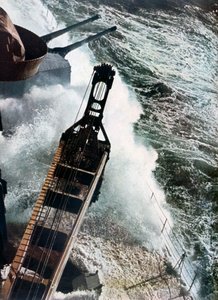 Deutsches Kriegsschiff kämpft gegen die Atlantikwellen, 1942