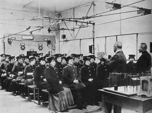 Deutsche Frauen werden als Straßenbahnarbeiterinnen in Berlin ausgebildet, 1915 von Unbekannt