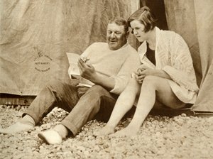 Gertrude Ederle erhält Ratschläge von ihrem Trainer Jabez Wolff, 1926, 1935 von Unbekannt