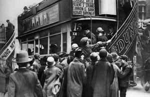 Einsteigen in einen Bus in Ludgate Hill, London, 1926-1927