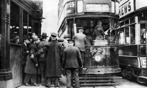 Einsteigen in eine Straßenbahn bei Blackfriars, London, 1926-1927 von Unbekannt