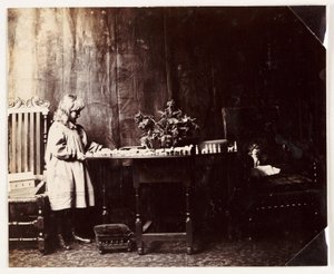 Mädchen spielt mit einer Noahs-Arche-Spielzeugset, um 1905 von Unbekannt