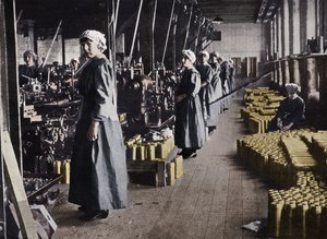 Mädchenarbeiterinnen in einer Munitionsfabrik, 1915 von Unbekannt