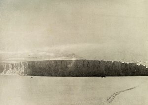 Gletscher südlich von Cape Barne, mit Motorfahrzeug auf dem Meereis, ca. 1908 von Unbekannt