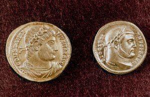 Goldmünzen mit den Köpfen der römischen Kaiser Konstantin der Große und Diokletian, 4. Jahrhundert