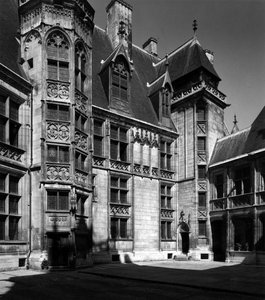 Gotische Architektur: Fassade des Innenhofs des Palastes von Jacques Coeur (1395-1456), Händler von Bourges von Unbekannt
