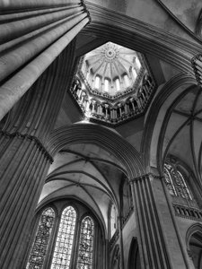 Gotische Kunst: Kreuzung des Querschiffs und Ansicht des Laternturms. 1250 Kathedrale Notre Dame de Coutances (Manche) von Unbekannt