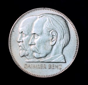 Gottlieb Daimler und Karl Benz, deutsche Pioniere der Automobilindustrie, 1961 von Unbekannt