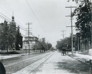 Grand Avenue nach Norden von der Washington Avenue. Dritte Baptistenkirche rechts. Universitätsclub links, ehemals Residenz von George W. Allen. von Unbekannt