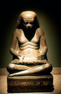Granitstatue eines sitzenden altägyptischen Schreibers, aus Karnak, 17.-18. Dynastie, um 1500 v. Chr.