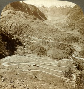 Große Zickzack-Schleifen der Straße vom Dyreskard-Pass hinunter zum Roldal-See, Norwegen, ca. 1905