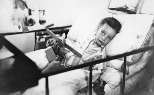 Griechischer Junge aus Pylos wird im Krankenzimmer des britischen Schlachtschiffs HMS Malaya gepflegt, 1938