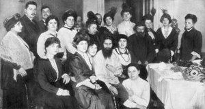 Grigori Rasputin und eine Gruppe von Frauen, 1917 von Unbekannt