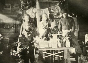 Gruppe in der Hütte im Sommer: Joyce an der Nähmaschine, 1908, 1909 von Unbekannt
