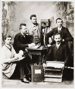 Gruppe von Fotografen und Assistenten mit Ausrüstung von Unbekannt
