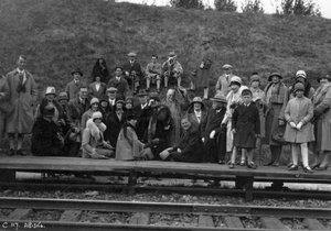 Gruppe von Touristen auf einem Bahnsteig, Abisko, Nordschweden, 1929 von Unbekannt