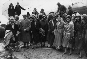 Gruppe von Touristen besucht Svartisen, Nordnorwegen, 1929 von Unbekannt