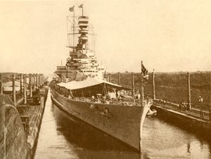 H.M.S. Renown passiert den Panamakanal mit dem Herzog und der Herzogin von York an Bord, ca. 1930