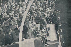 HRH Herzogin von York mit Herzog von York, Taufe der Strathmore am 4. April 1935